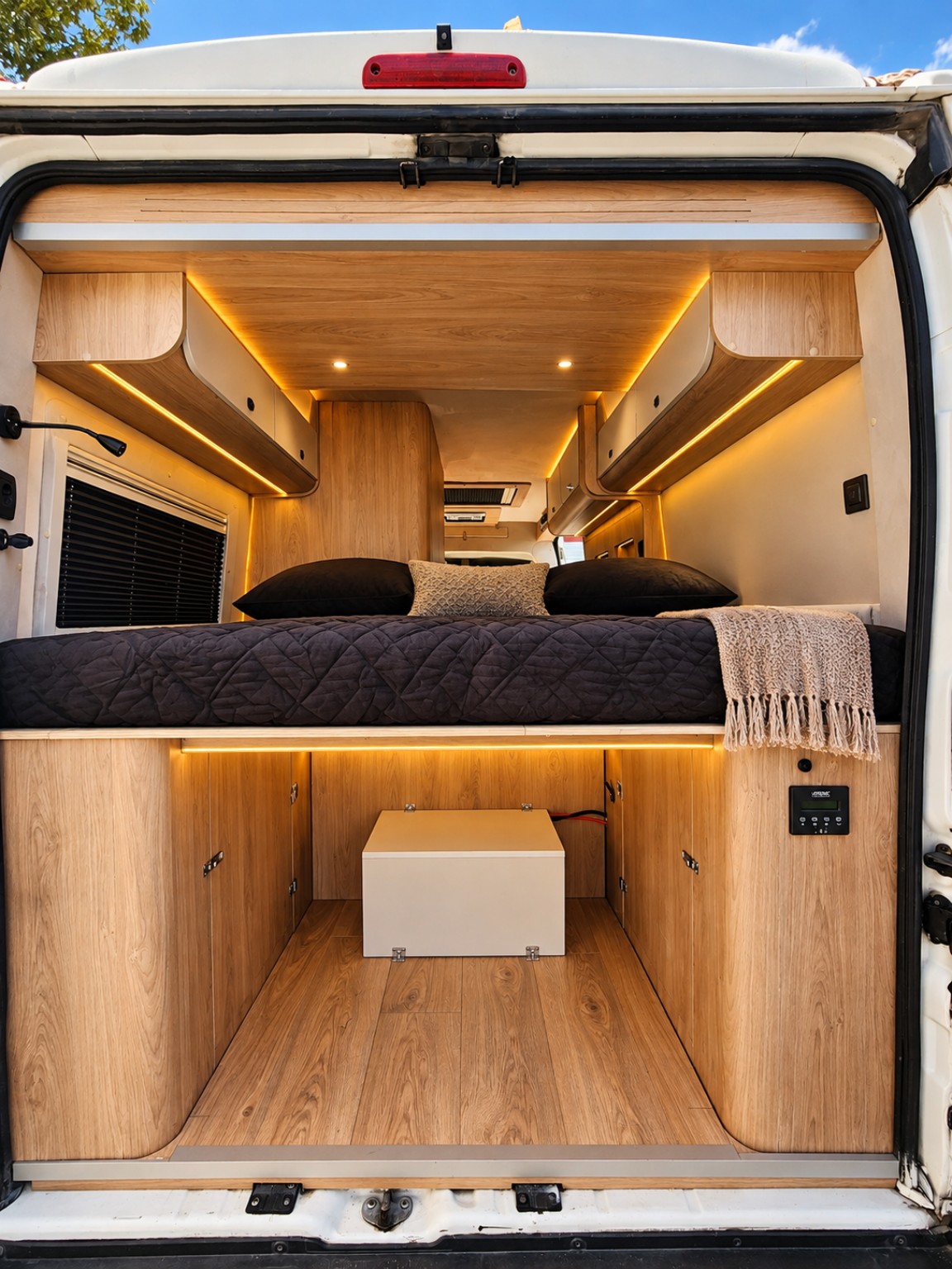 Cube Karavan yatak ve arka bagaj bölümü